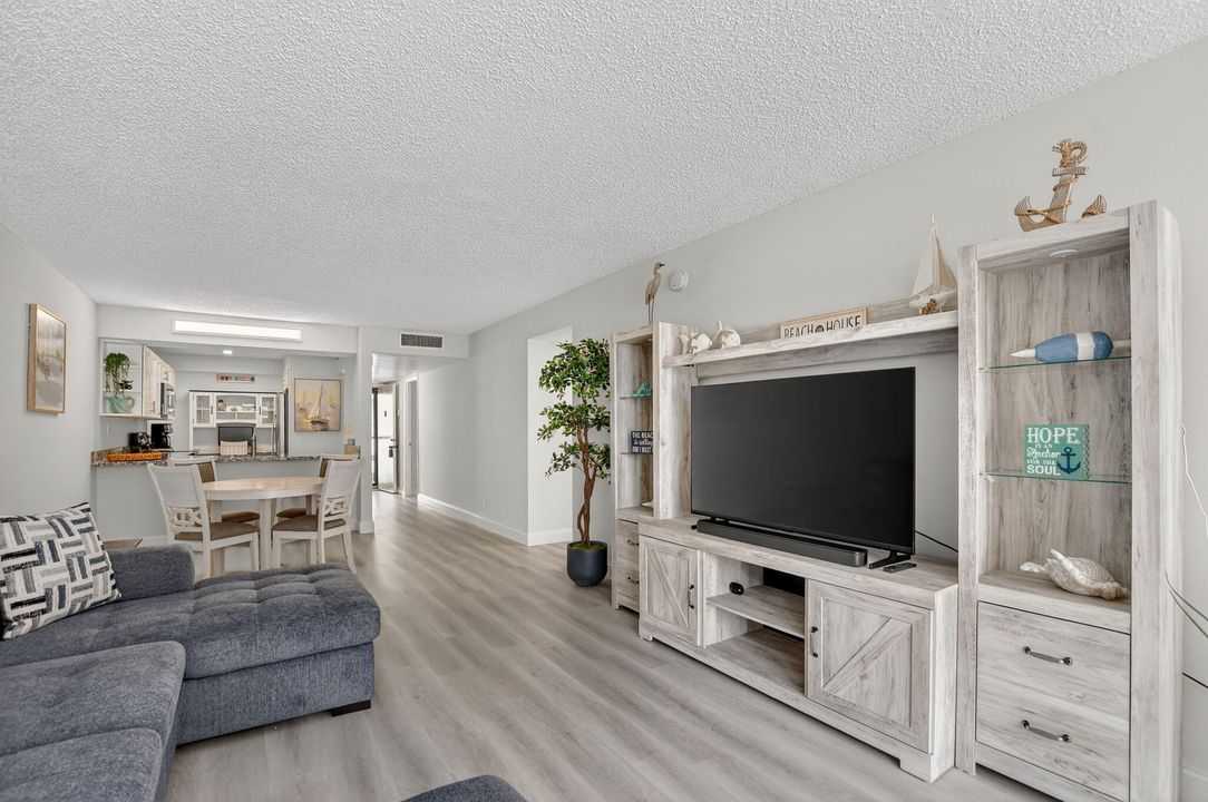 For Rent: $5,500 (2 beds, 2 baths, 1130 Square Feet)