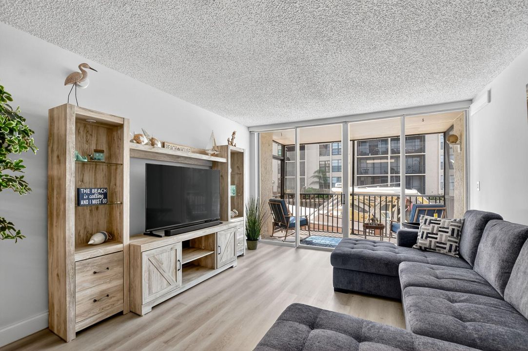 For Rent: $5,500 (2 beds, 2 baths, 1130 Square Feet)