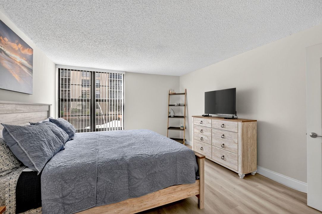 For Rent: $5,500 (2 beds, 2 baths, 1130 Square Feet)