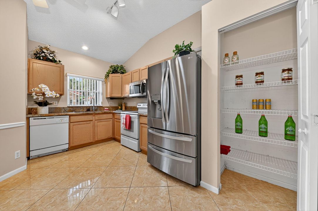 Active With Contract: $397,500 (3 beds, 2 baths, 1752 Square Feet)