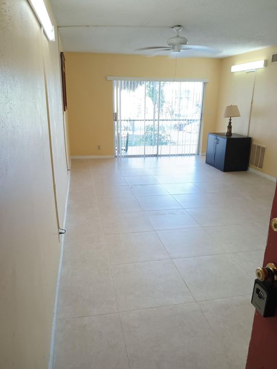 合同活跃: $2,000 (2 贝兹, 2 浴室, 847 平方英尺)