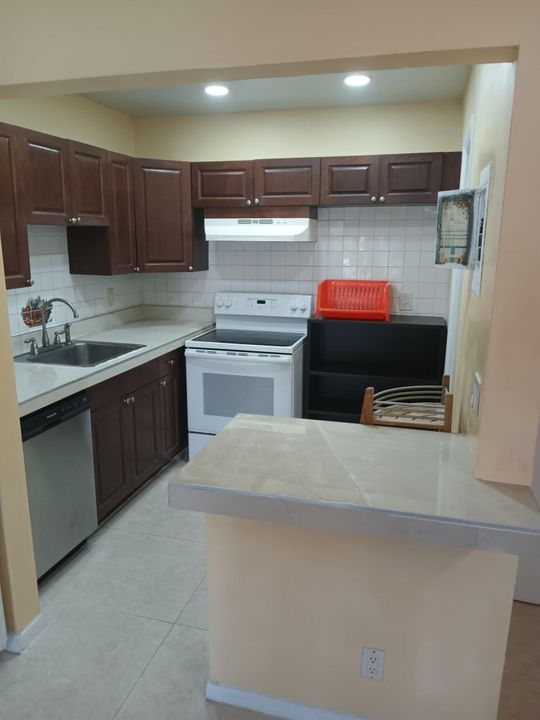 合同活跃: $2,000 (2 贝兹, 2 浴室, 847 平方英尺)