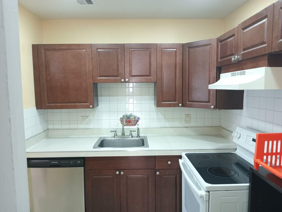 合同活跃: $2,000 (2 贝兹, 2 浴室, 847 平方英尺)