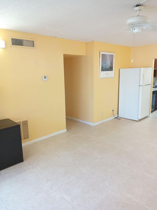 合同活跃: $2,000 (2 贝兹, 2 浴室, 847 平方英尺)