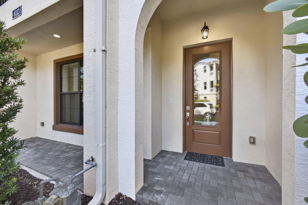 Под контрактом: $4,750 (4 спален, 3 ванн, 2252 Квадратных фут)