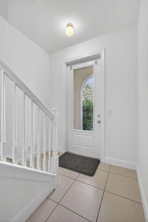 Под контрактом: $4,750 (4 спален, 3 ванн, 2252 Квадратных фут)