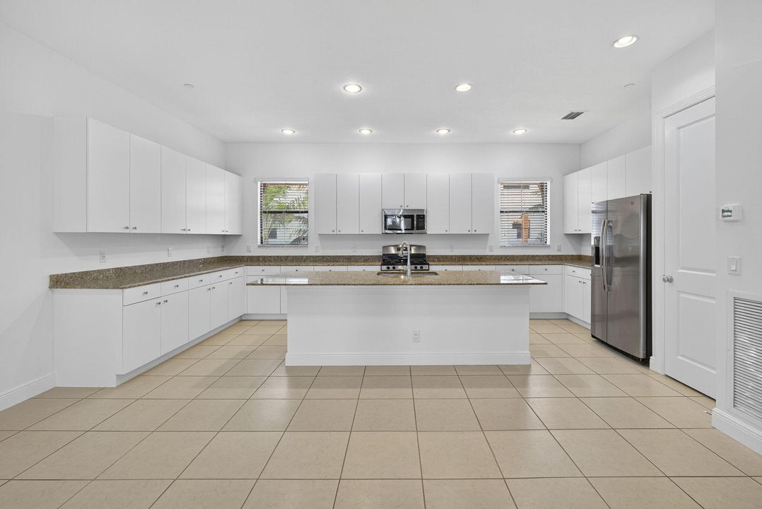 Под контрактом: $4,750 (4 спален, 3 ванн, 2252 Квадратных фут)