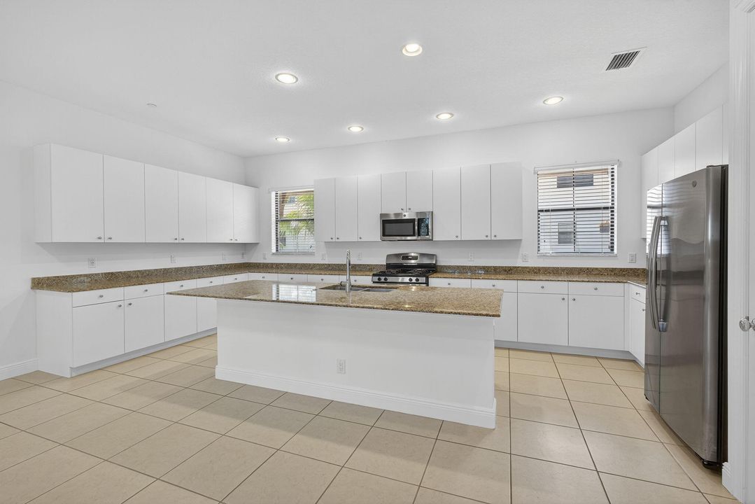 Под контрактом: $4,750 (4 спален, 3 ванн, 2252 Квадратных фут)