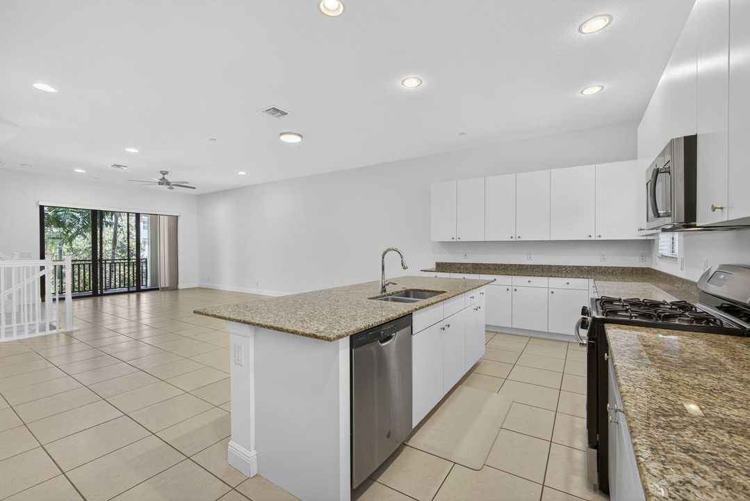 Под контрактом: $4,750 (4 спален, 3 ванн, 2252 Квадратных фут)