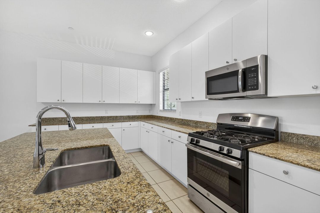 Под контрактом: $4,750 (4 спален, 3 ванн, 2252 Квадратных фут)