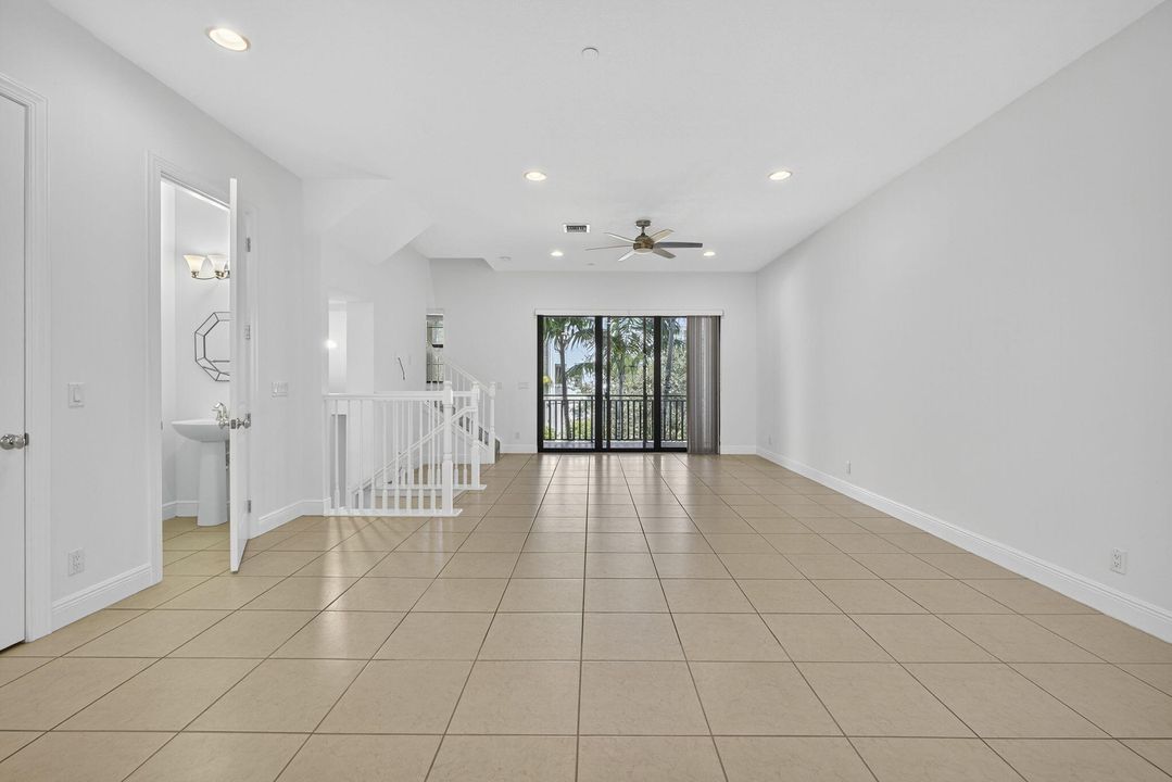 Под контрактом: $4,750 (4 спален, 3 ванн, 2252 Квадратных фут)