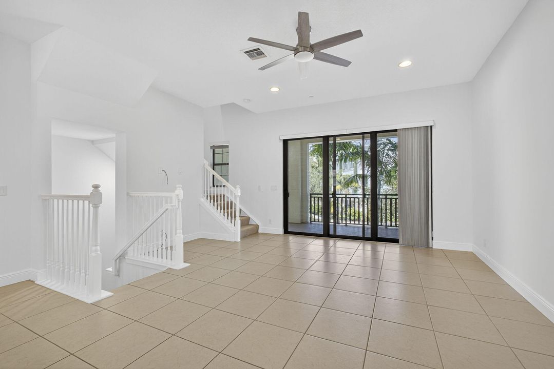 Под контрактом: $4,750 (4 спален, 3 ванн, 2252 Квадратных фут)