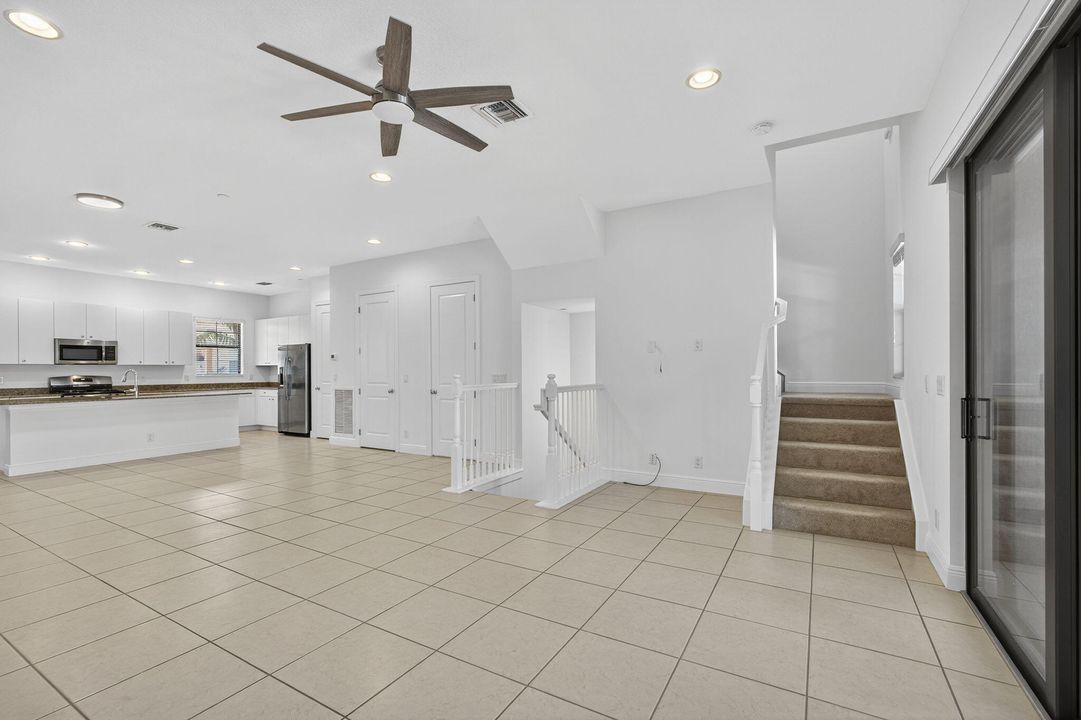 Под контрактом: $4,750 (4 спален, 3 ванн, 2252 Квадратных фут)