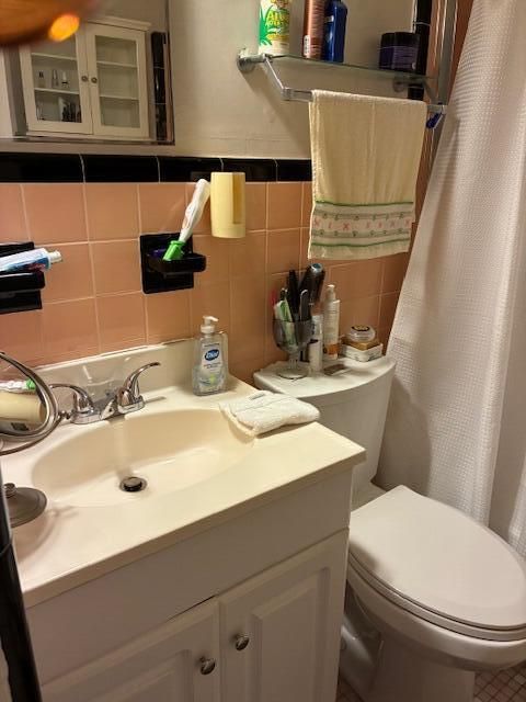 合同活跃: $728,000 (4 贝兹, 2 浴室, 1690 平方英尺)