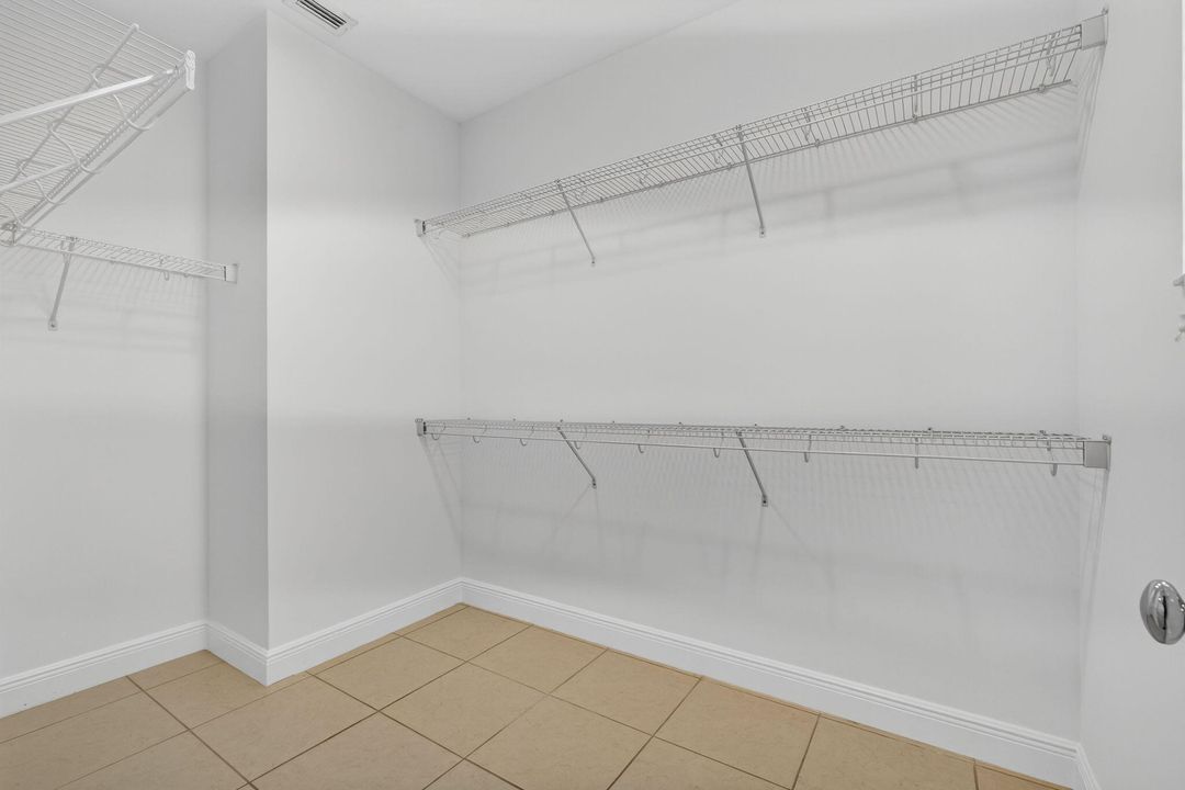 Под контрактом: $4,750 (4 спален, 3 ванн, 2252 Квадратных фут)