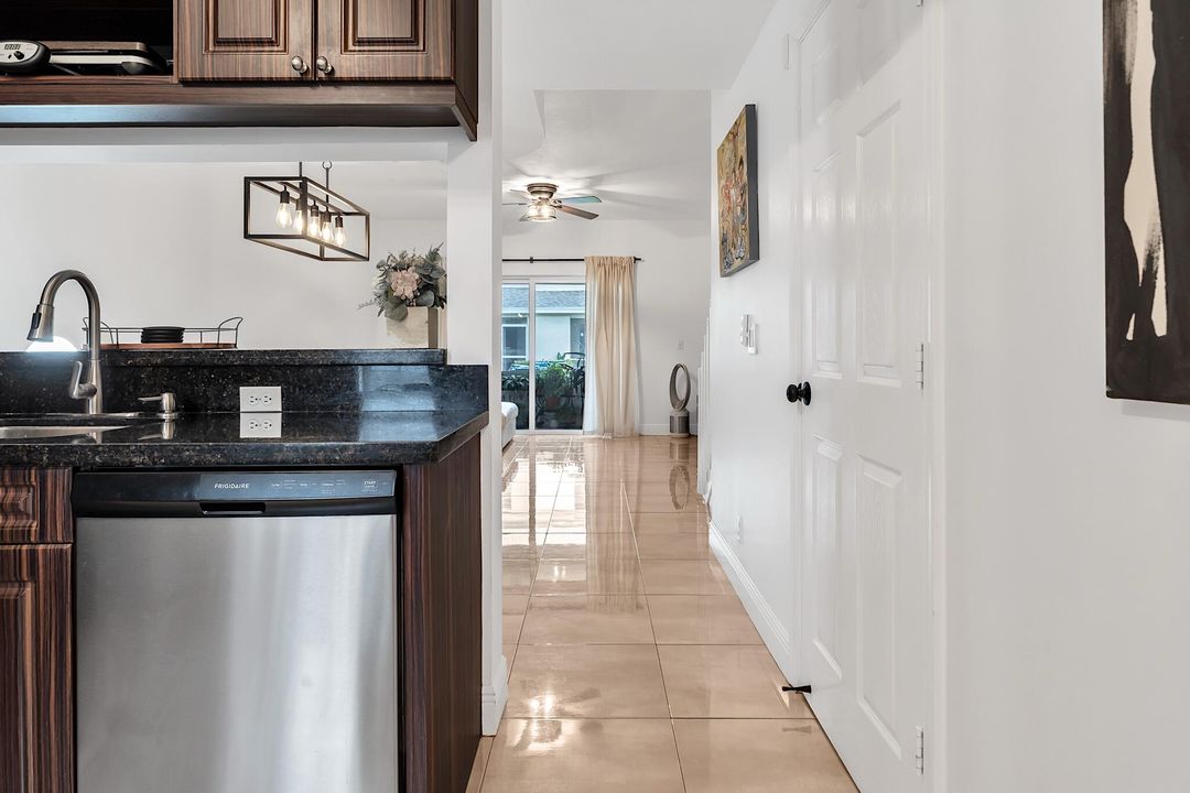 For Sale: $415,000 (2 beds, 2 baths, 1110 Square Feet)