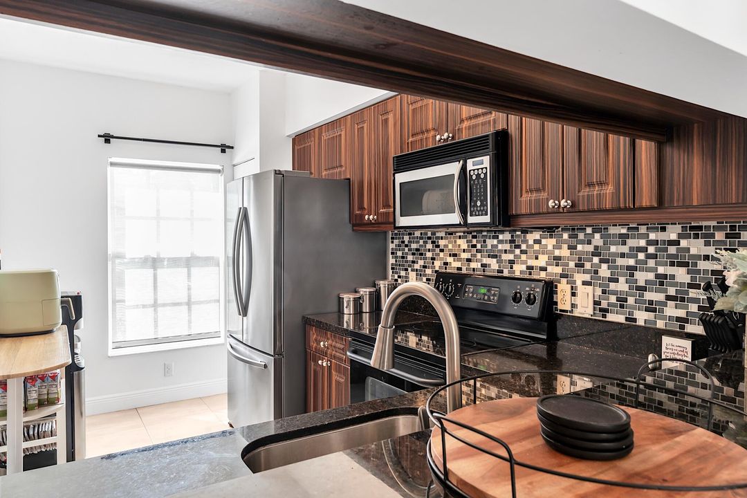 For Sale: $415,000 (2 beds, 2 baths, 1110 Square Feet)