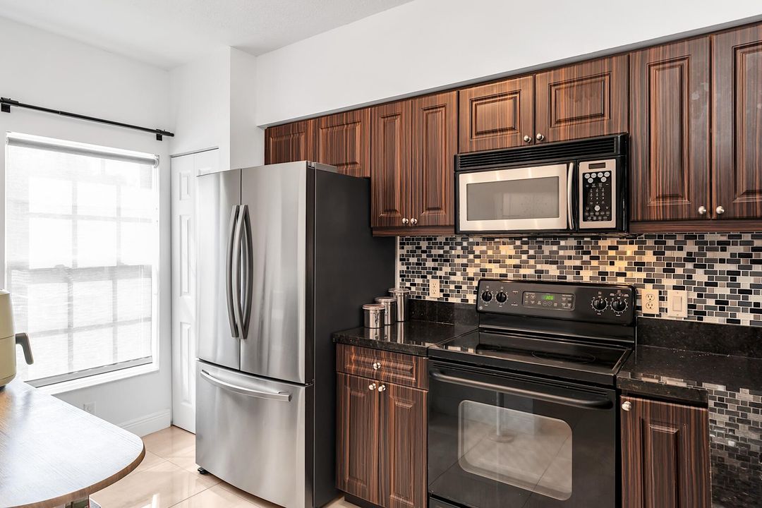 For Sale: $415,000 (2 beds, 2 baths, 1110 Square Feet)