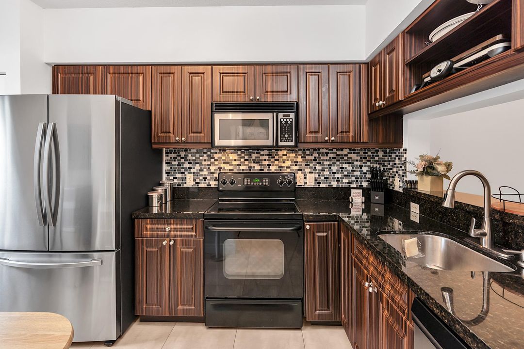 For Sale: $415,000 (2 beds, 2 baths, 1110 Square Feet)