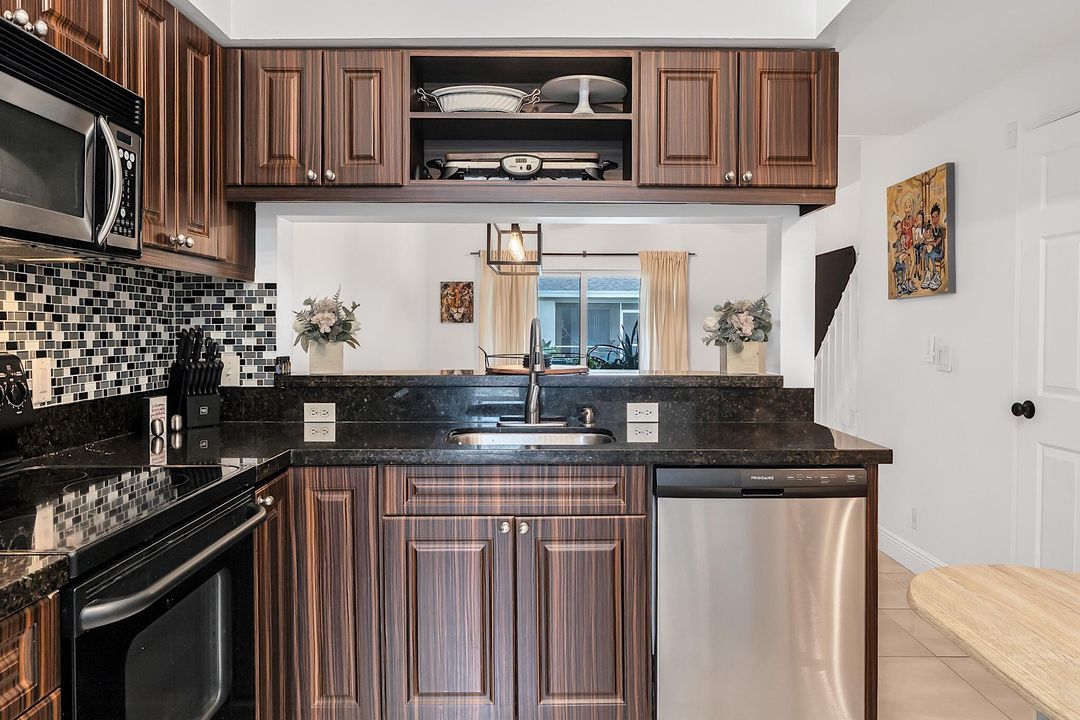 For Sale: $415,000 (2 beds, 2 baths, 1110 Square Feet)