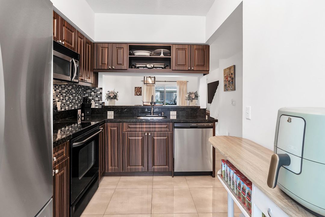 For Sale: $415,000 (2 beds, 2 baths, 1110 Square Feet)
