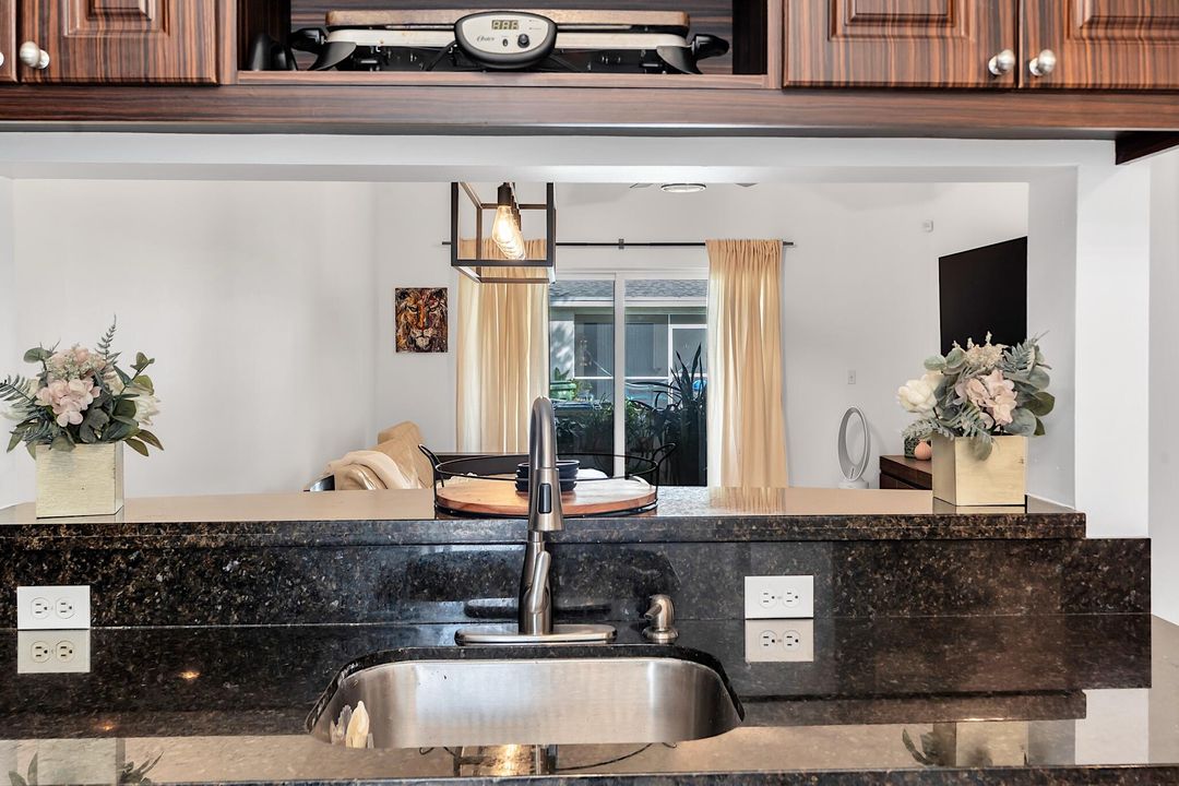 For Sale: $415,000 (2 beds, 2 baths, 1110 Square Feet)