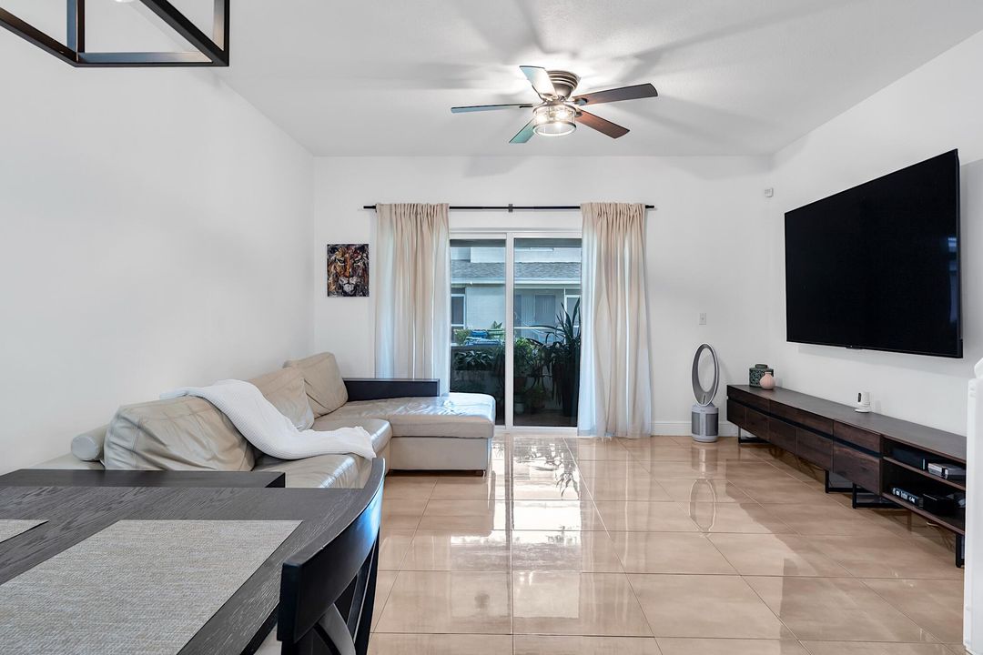 For Sale: $415,000 (2 beds, 2 baths, 1110 Square Feet)