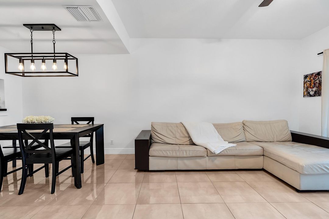 For Sale: $415,000 (2 beds, 2 baths, 1110 Square Feet)