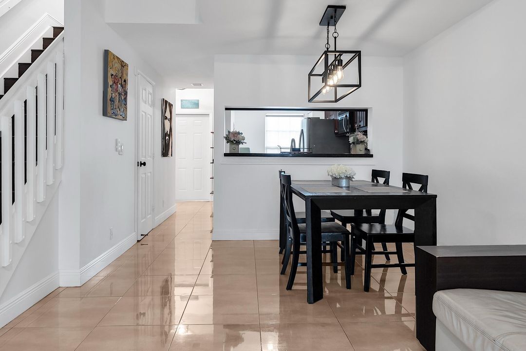 For Sale: $415,000 (2 beds, 2 baths, 1110 Square Feet)