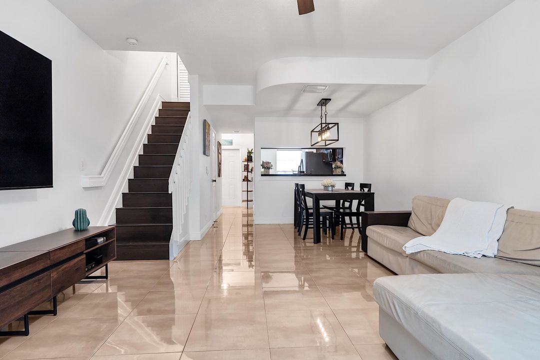 For Sale: $415,000 (2 beds, 2 baths, 1110 Square Feet)