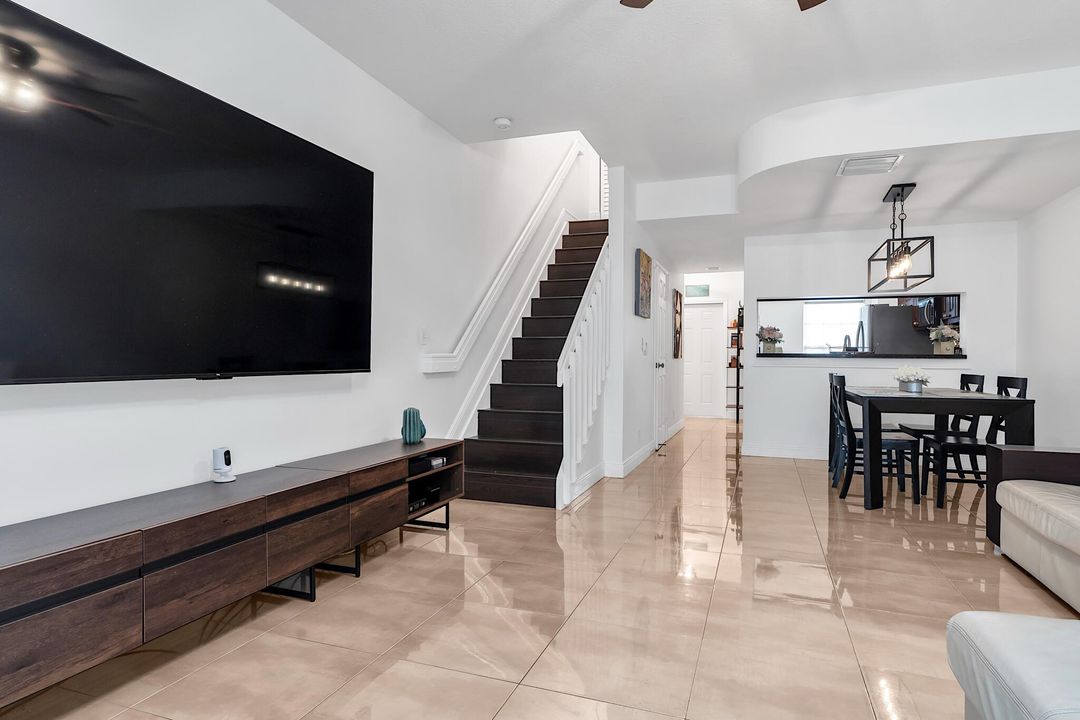 For Sale: $415,000 (2 beds, 2 baths, 1110 Square Feet)