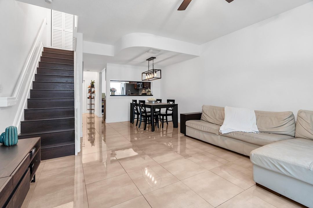 For Sale: $415,000 (2 beds, 2 baths, 1110 Square Feet)