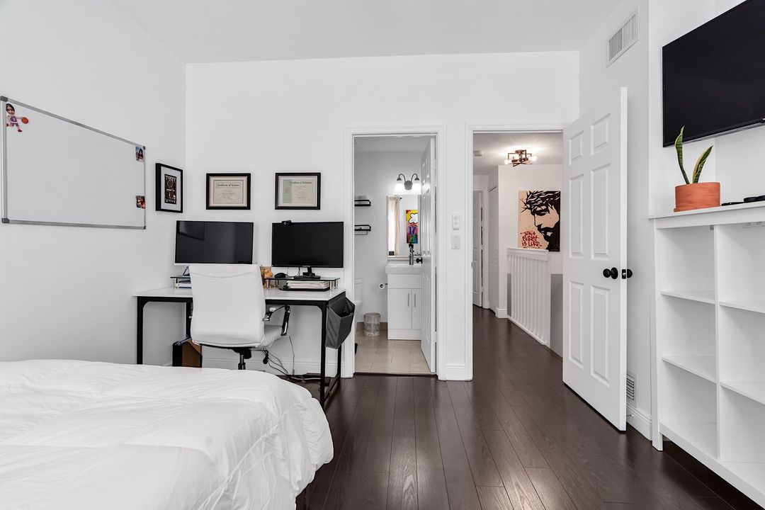 For Sale: $415,000 (2 beds, 2 baths, 1110 Square Feet)