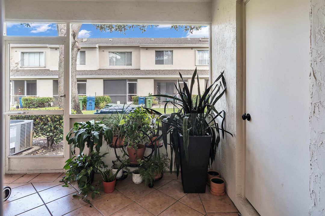 For Sale: $415,000 (2 beds, 2 baths, 1110 Square Feet)