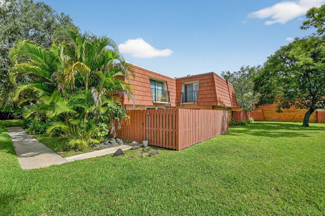 For Sale: $344,900 (2 beds, 2 baths, 1288 Square Feet)