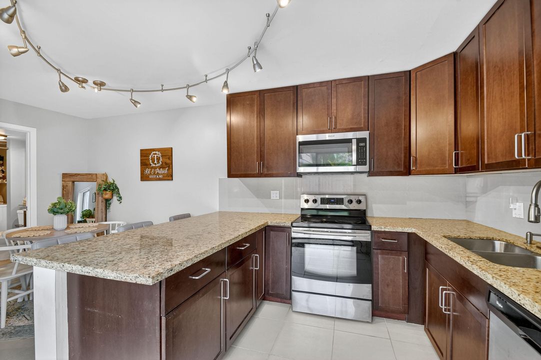 For Sale: $344,900 (2 beds, 2 baths, 1288 Square Feet)