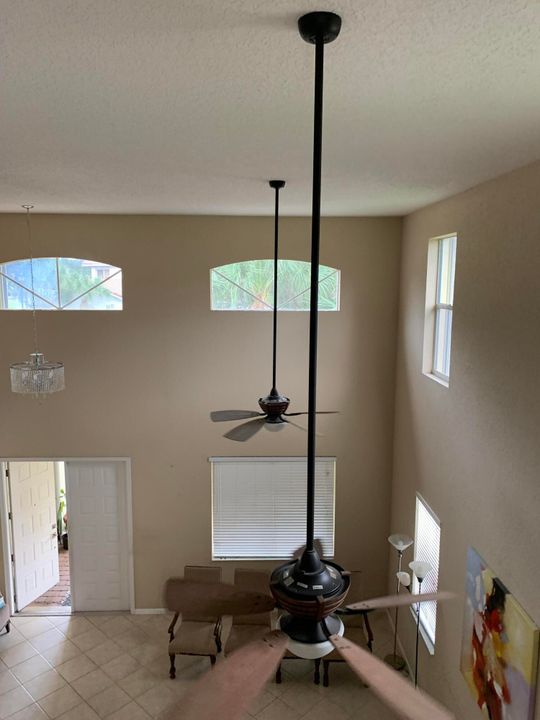 Под контрактом: $3,495 (4 спален, 2 ванн, 2713 Квадратных фут)