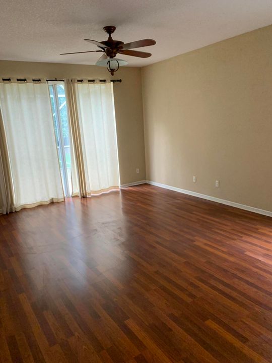 Под контрактом: $3,495 (4 спален, 2 ванн, 2713 Квадратных фут)