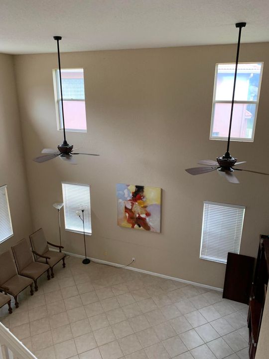 Под контрактом: $3,495 (4 спален, 2 ванн, 2713 Квадратных фут)