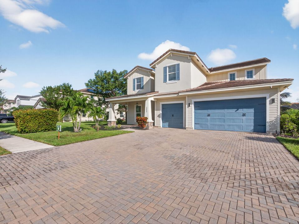 En Venta: $895,000 (5 camas, 4 baños, 3361 Pies cuadrados)