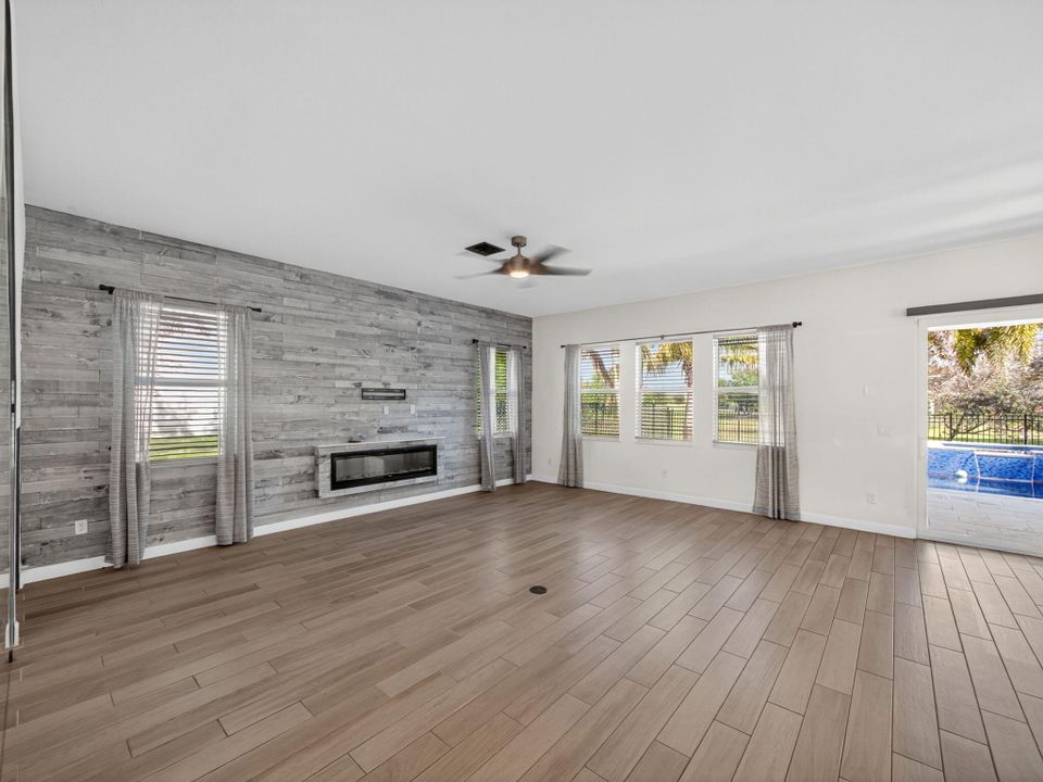 En Venta: $895,000 (5 camas, 4 baños, 3361 Pies cuadrados)