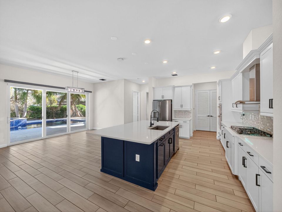 En Venta: $895,000 (5 camas, 4 baños, 3361 Pies cuadrados)