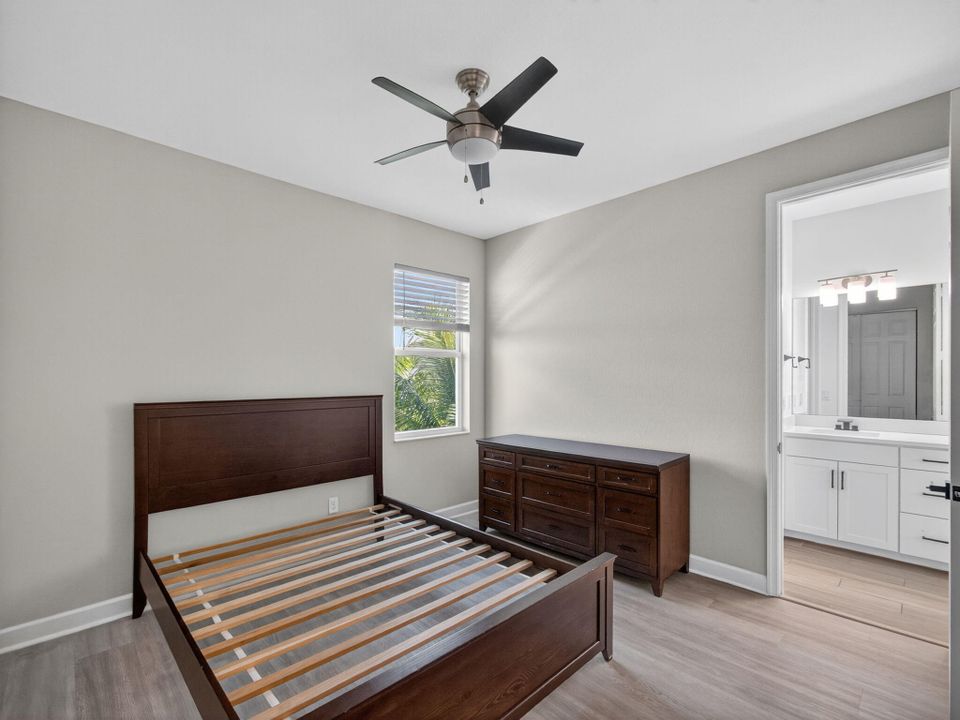 En Venta: $895,000 (5 camas, 4 baños, 3361 Pies cuadrados)