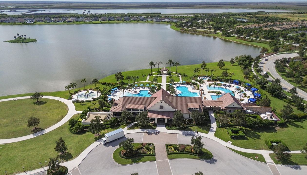 En Venta: $895,000 (5 camas, 4 baños, 3361 Pies cuadrados)