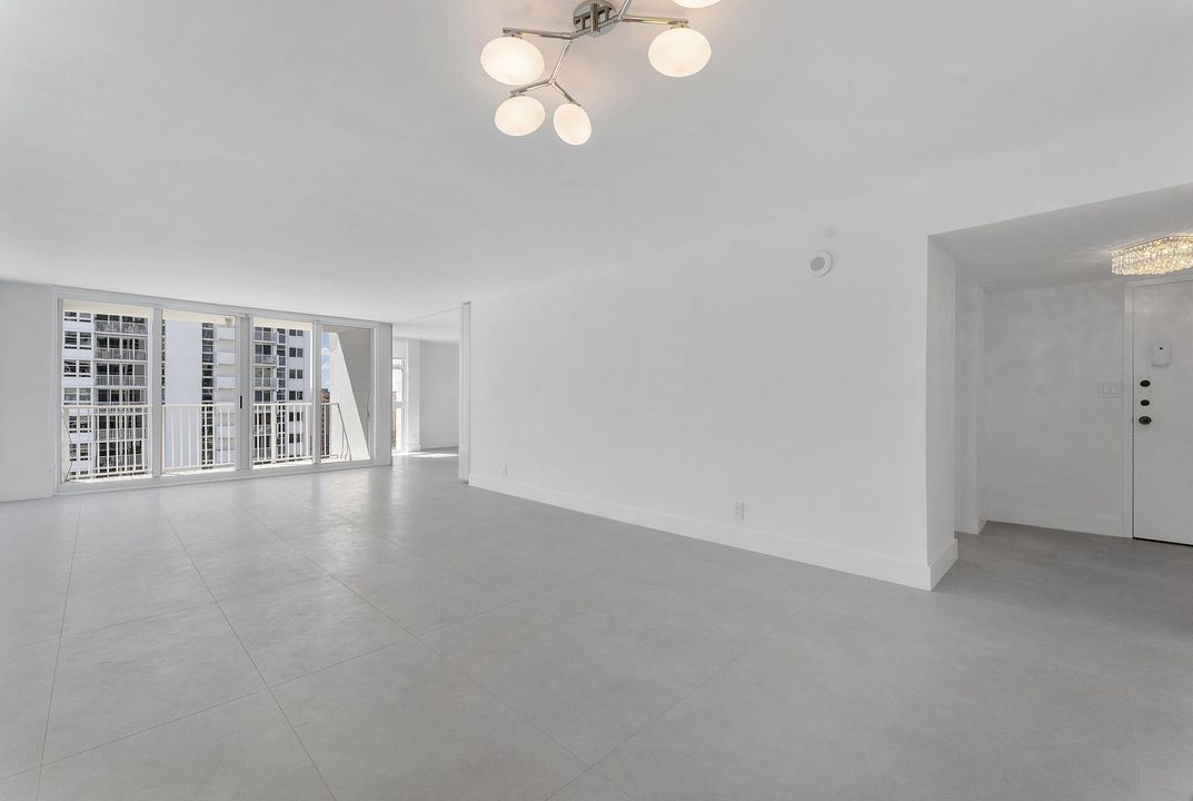 Под контрактом: $3,750 (2 спален, 2 ванн, 1600 Квадратных фут)