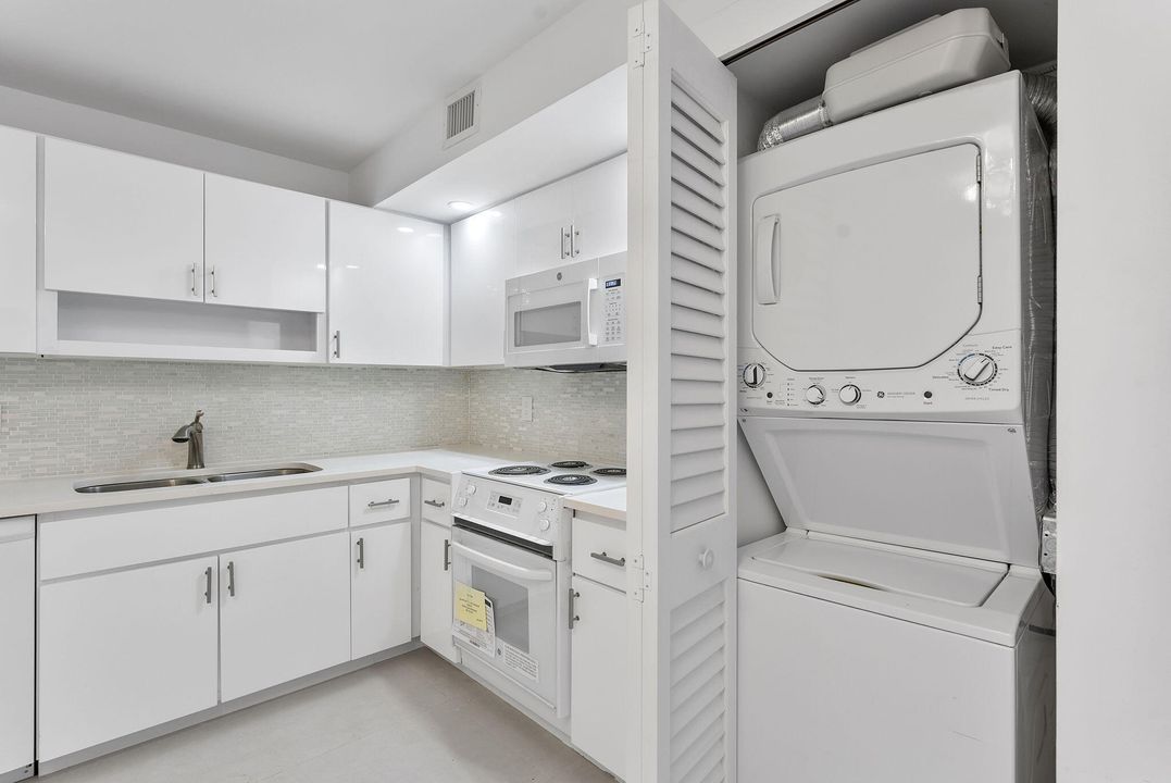 Под контрактом: $3,750 (2 спален, 2 ванн, 1600 Квадратных фут)