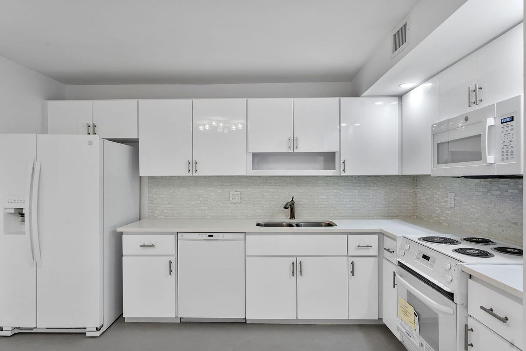 Под контрактом: $3,750 (2 спален, 2 ванн, 1600 Квадратных фут)