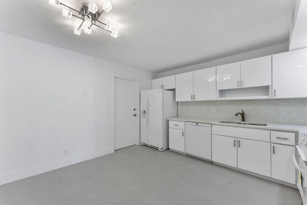 Под контрактом: $3,750 (2 спален, 2 ванн, 1600 Квадратных фут)