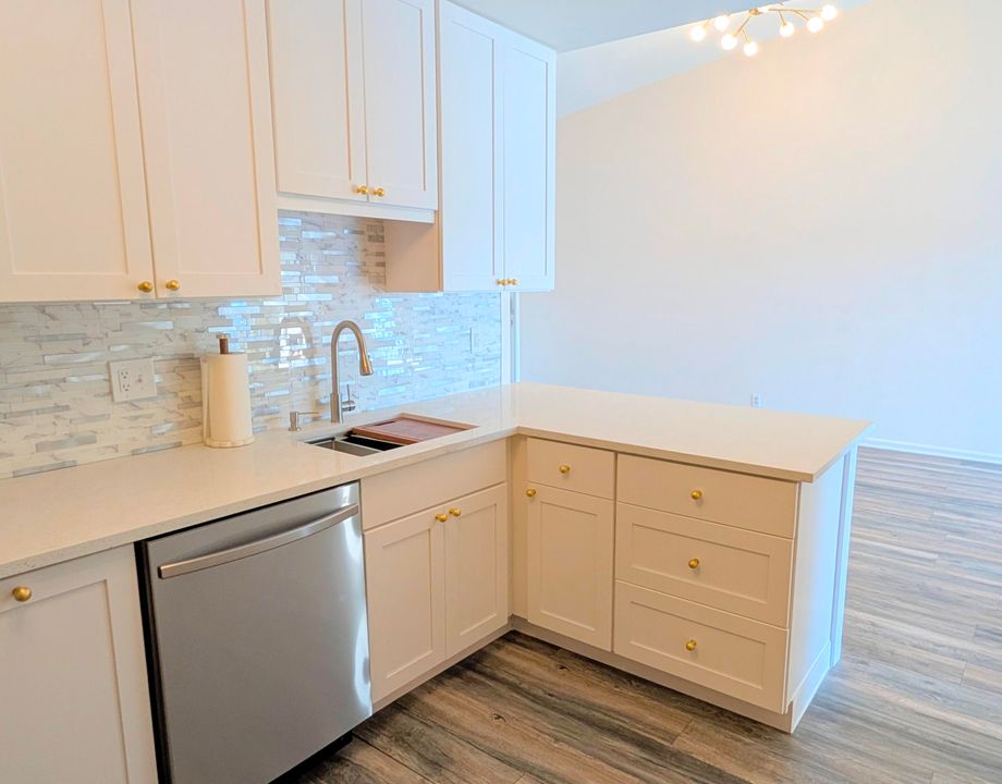 合同活跃: $424,900 (3 贝兹, 2 浴室, 1178 平方英尺)