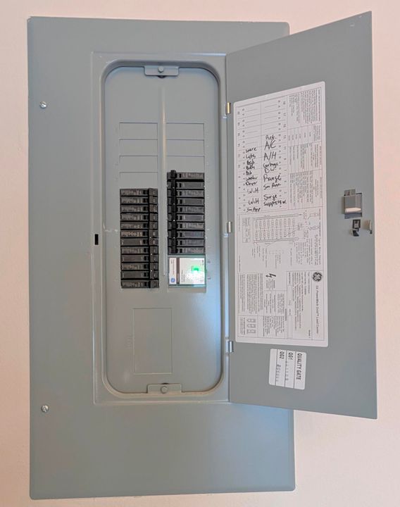 合同活跃: $424,900 (3 贝兹, 2 浴室, 1178 平方英尺)